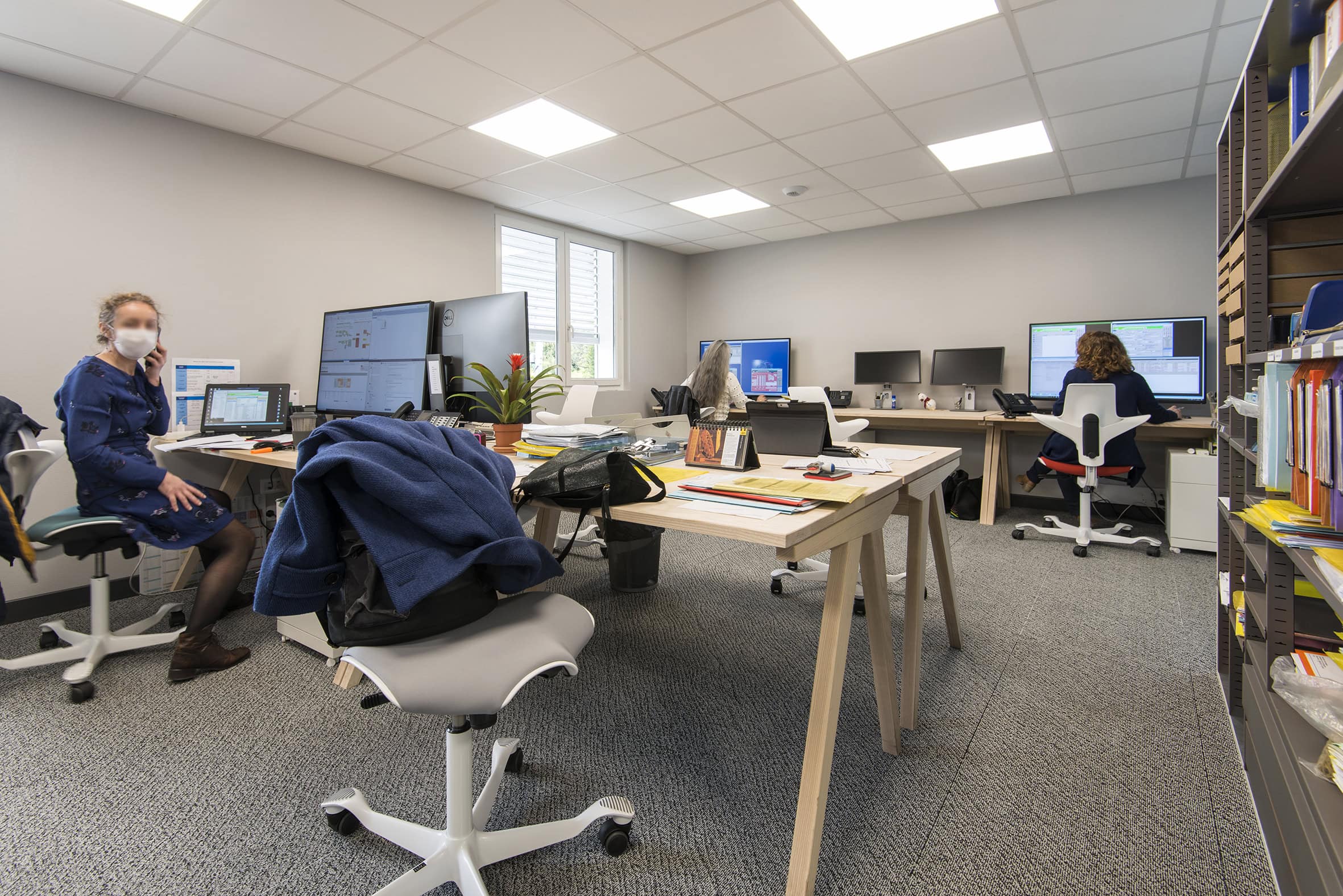 espace de travail avec du mobilier de bureau