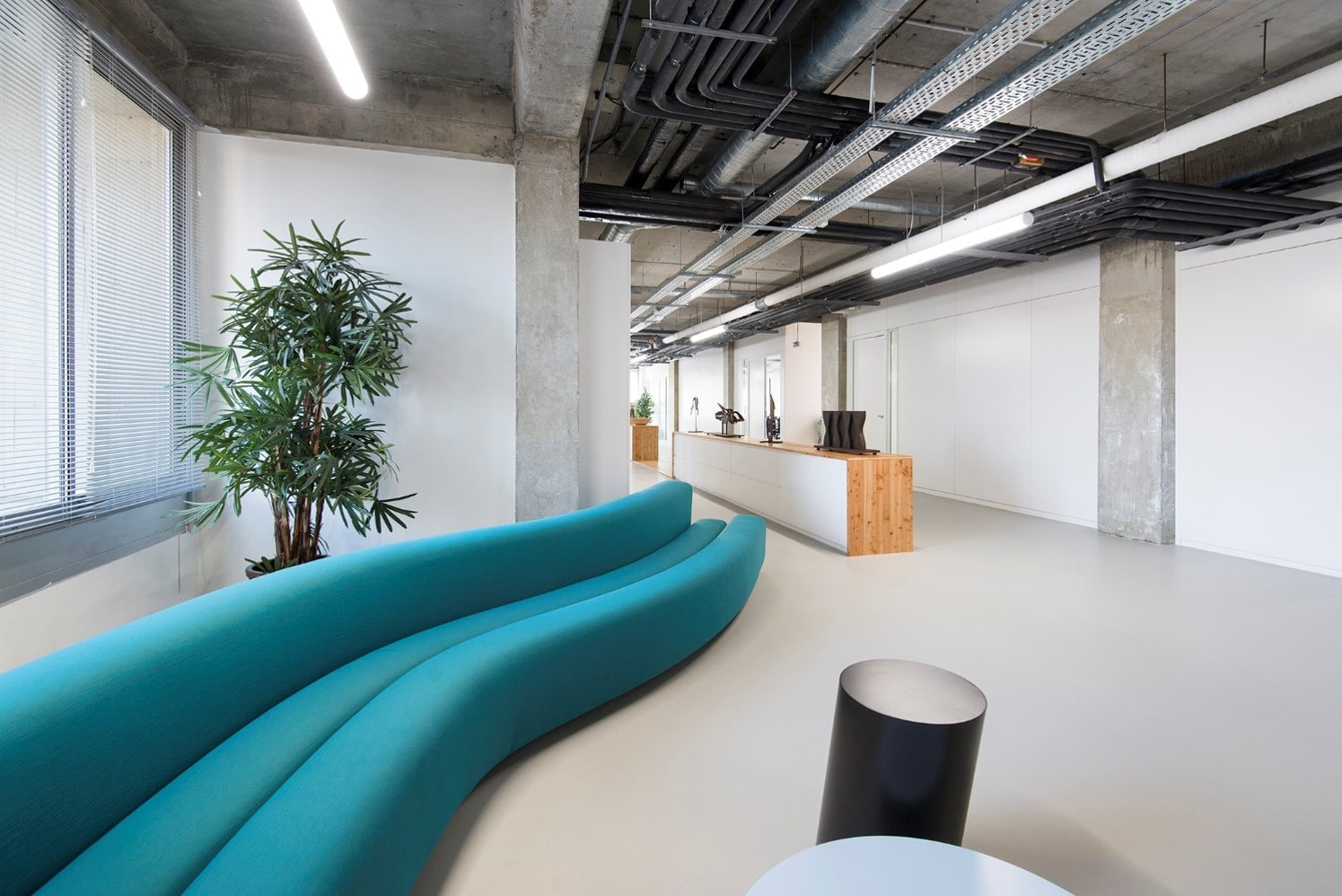 salle d'attente avec un long canapé bleu