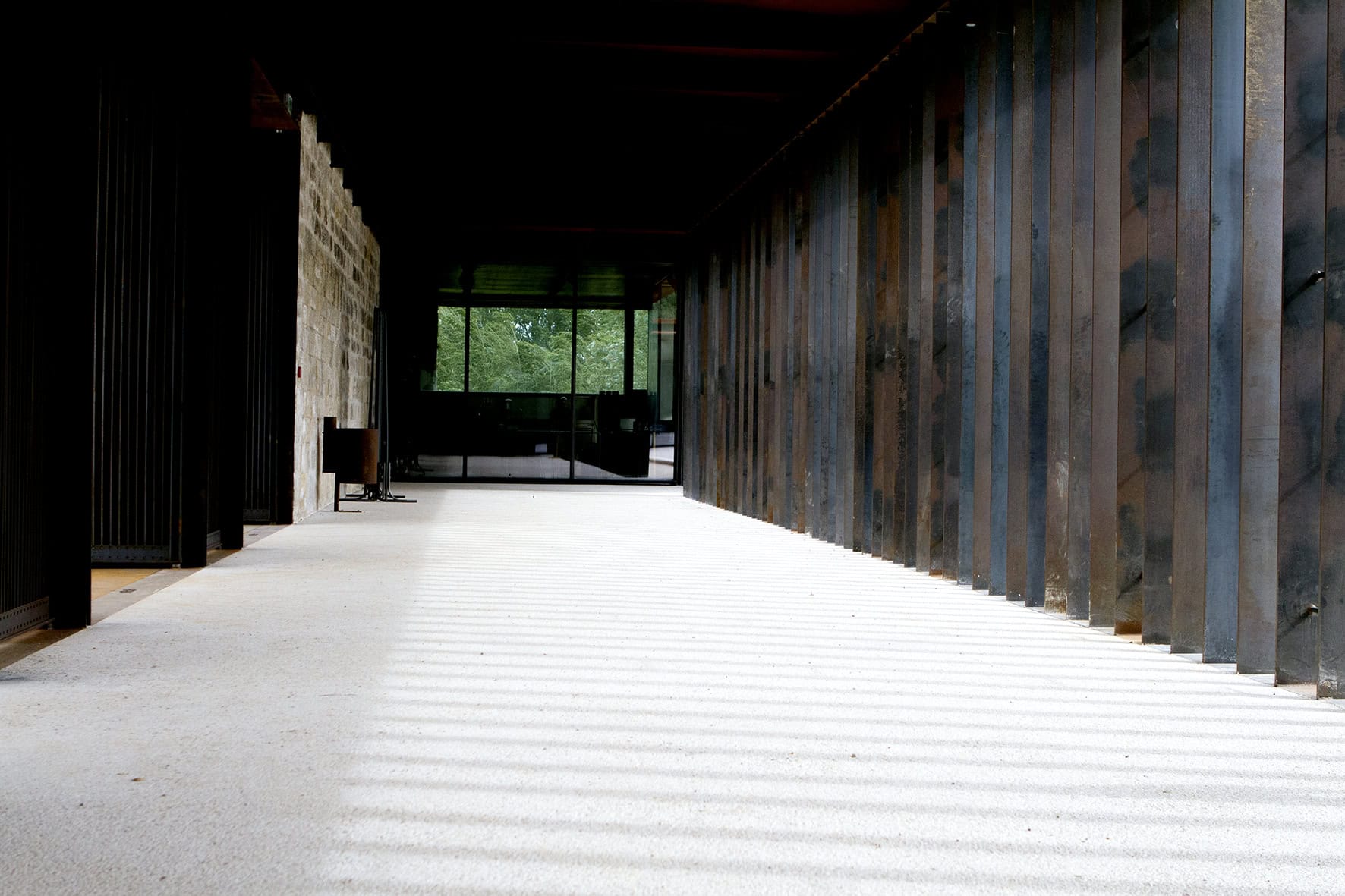 couloir avec vitre décorée