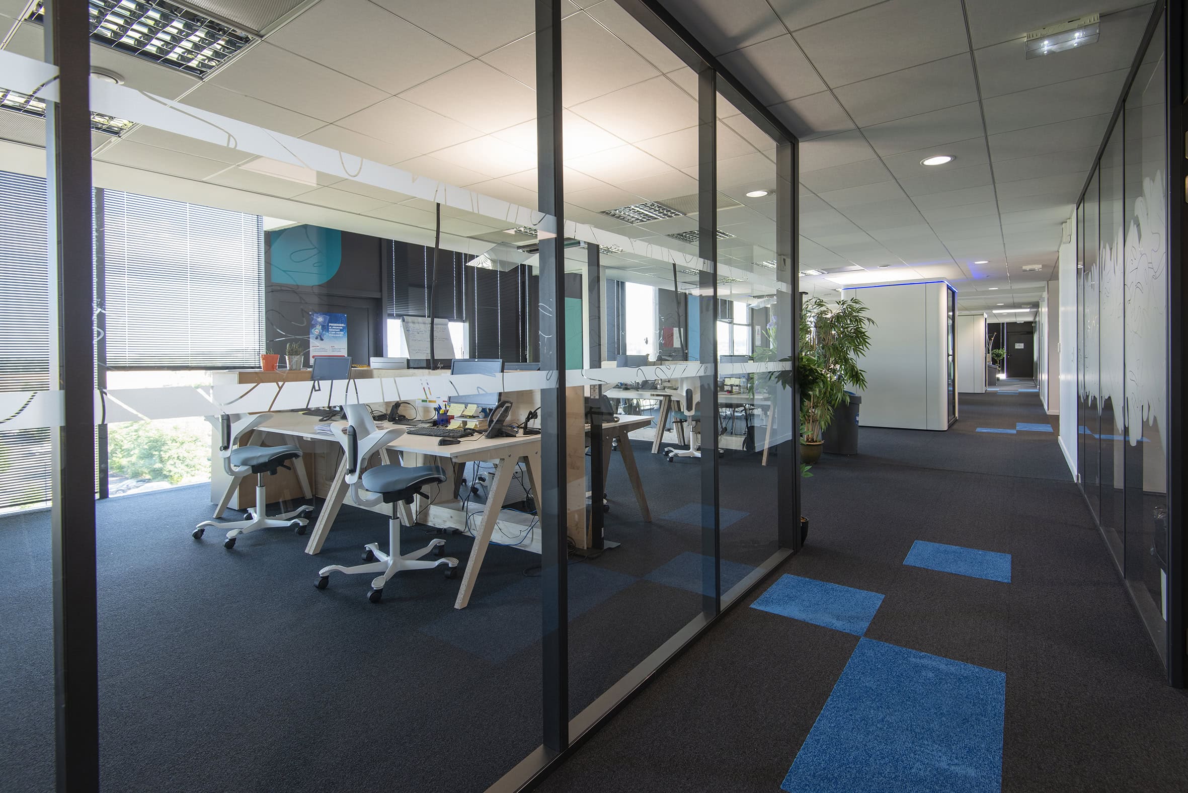 espace de travail dérriere des vitres