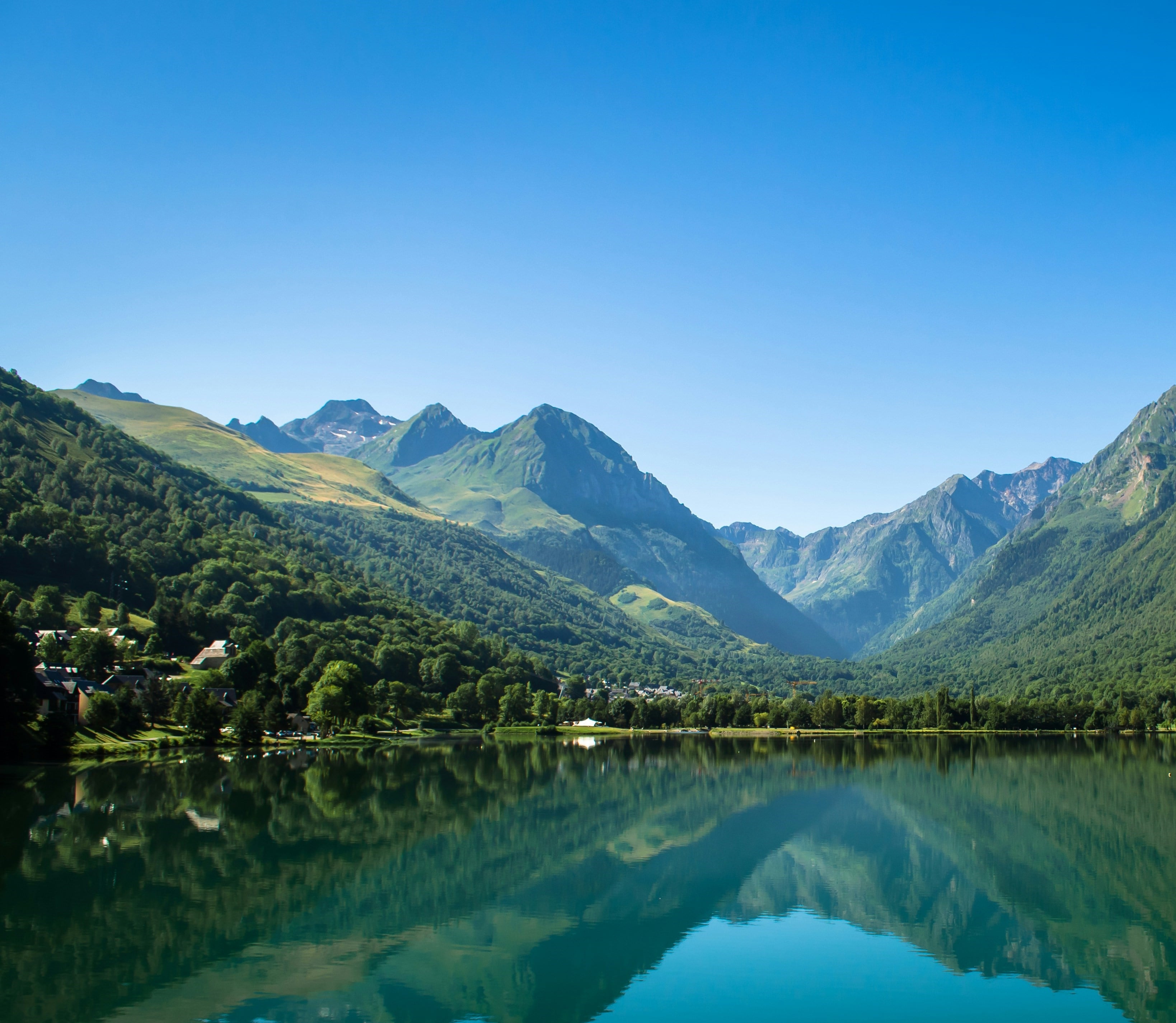 open space avec un petit espace fermer et vitré