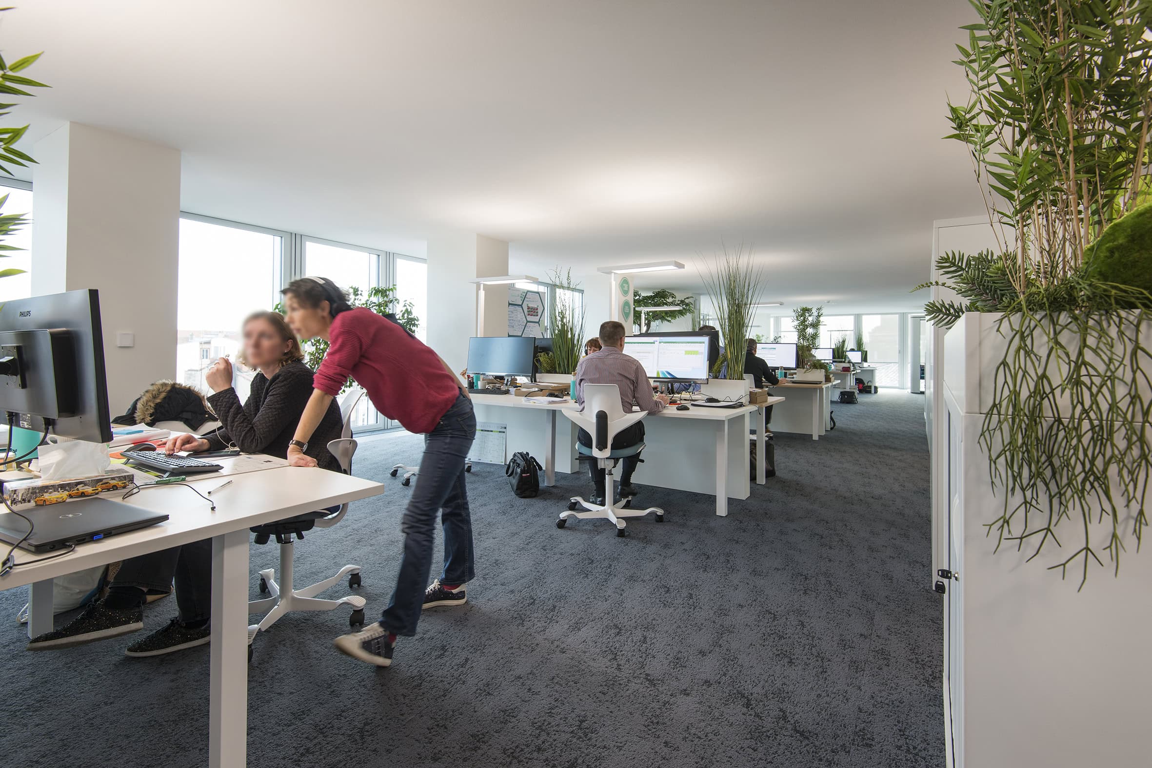 open space et personnes travaillant