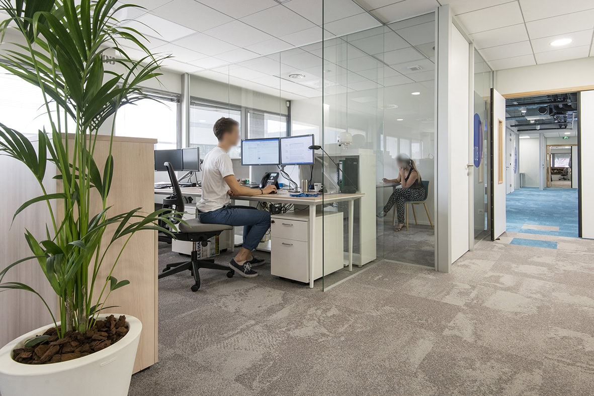 personnes travaillant derrière un bureau