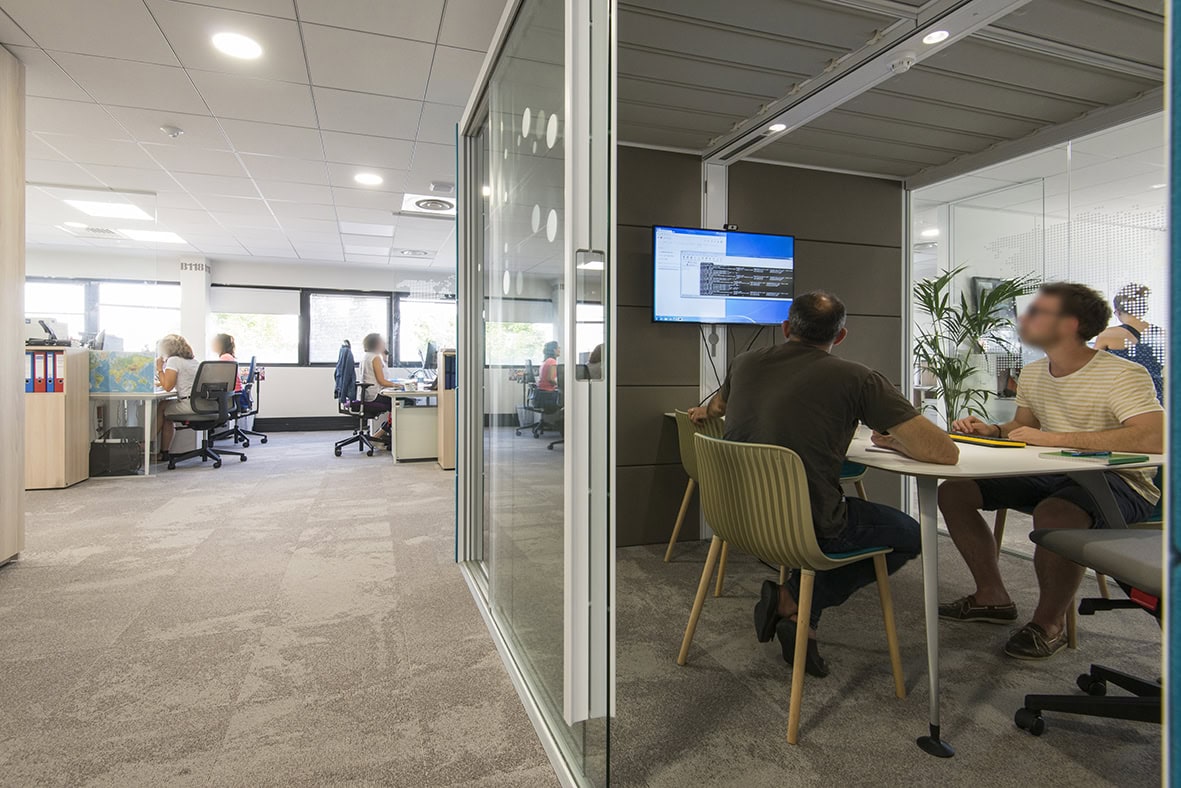 espace de travail et petit espace de réunion