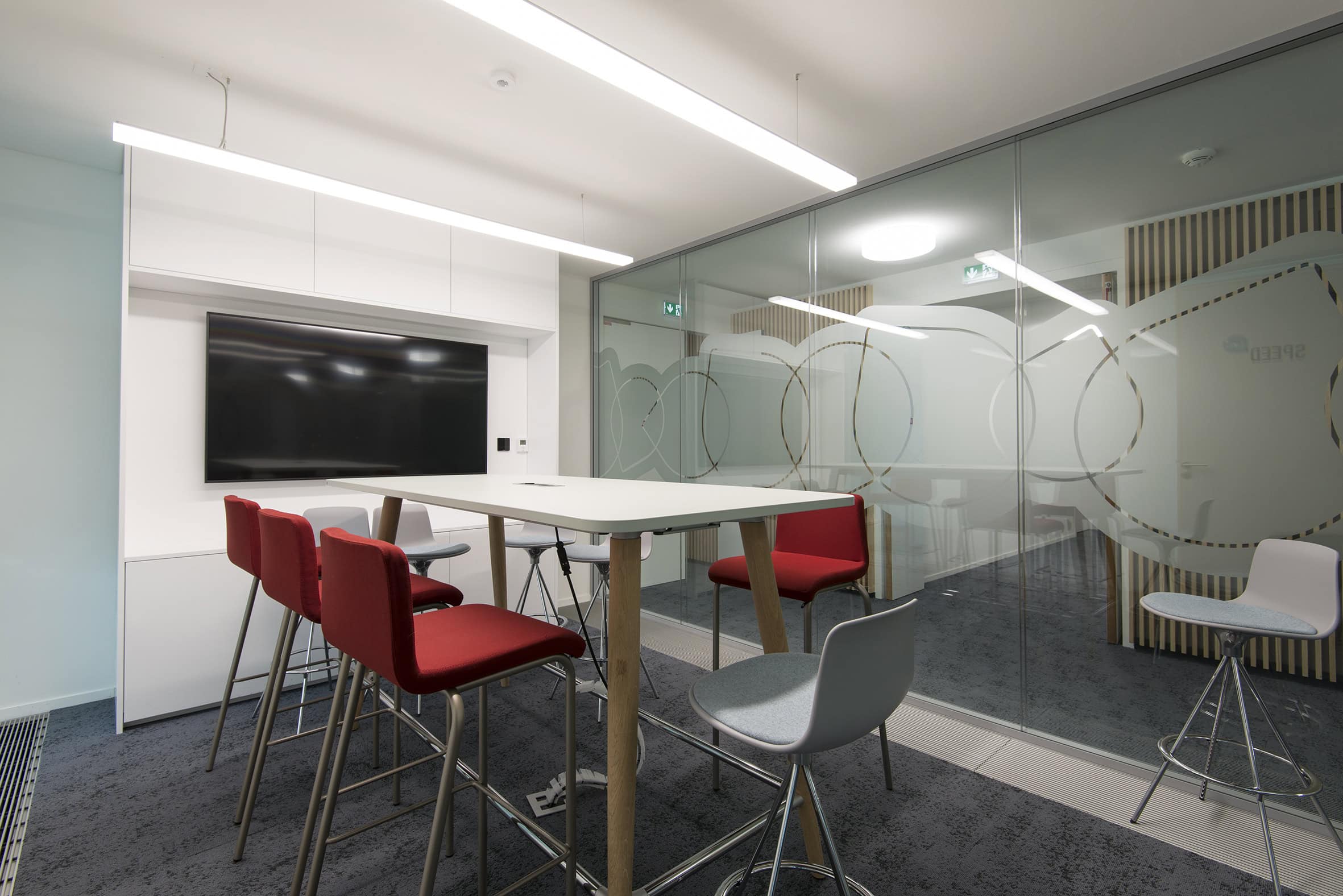 salle de reunion avec des tabourets