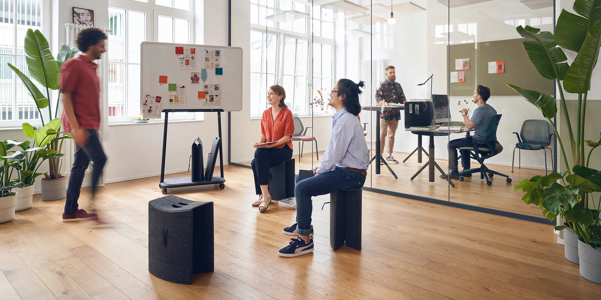 3 personne dans une salle de reunion