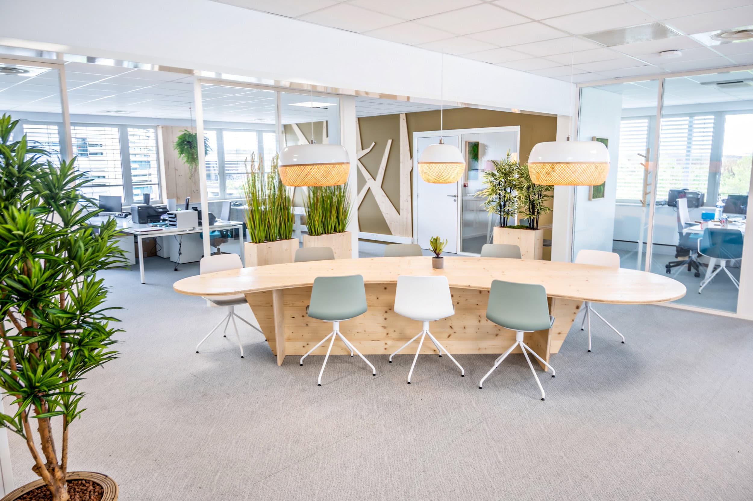 Grande table en bois dans un espace de travail