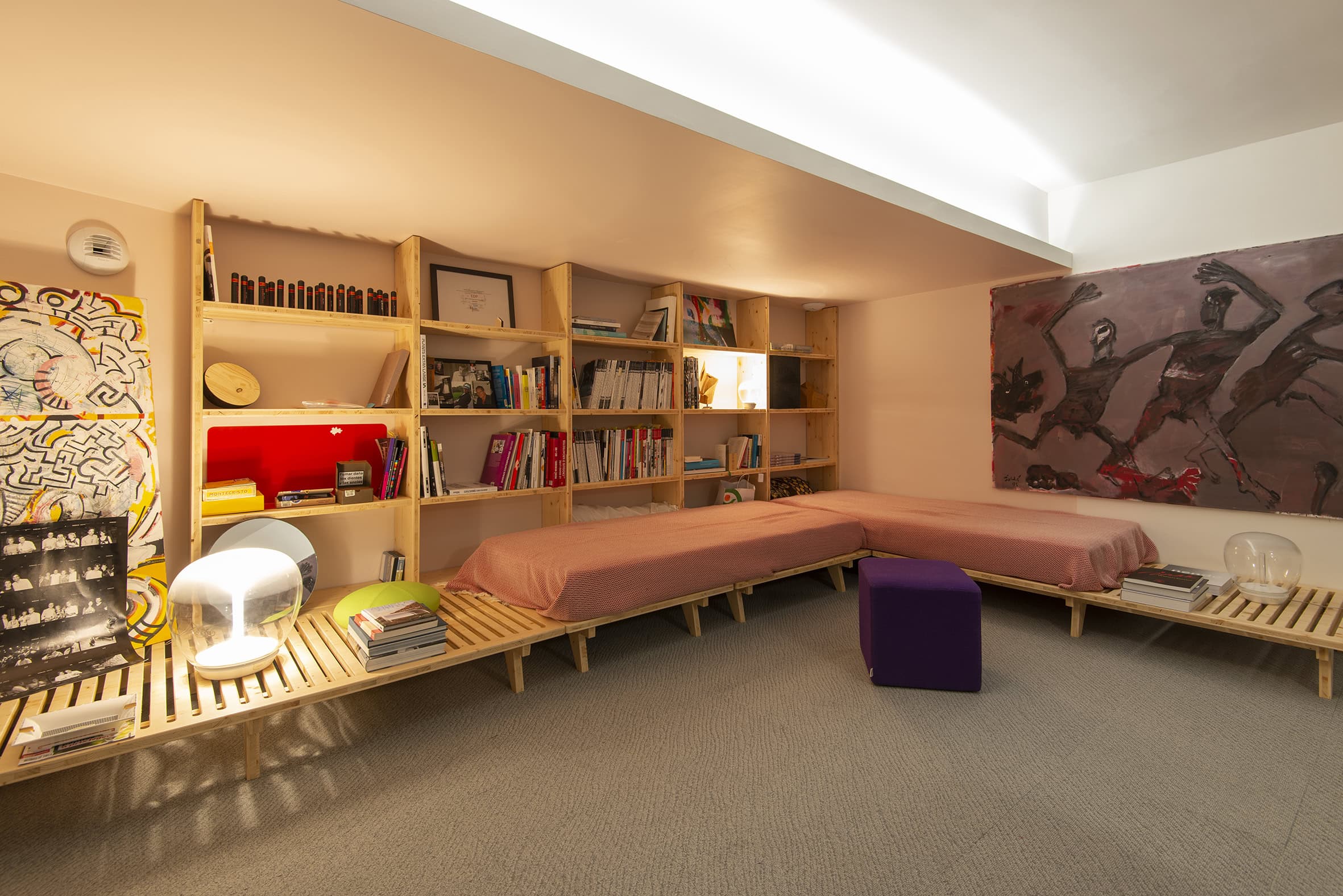 Intérieur d'une pièce avec banquette et bibliothèque