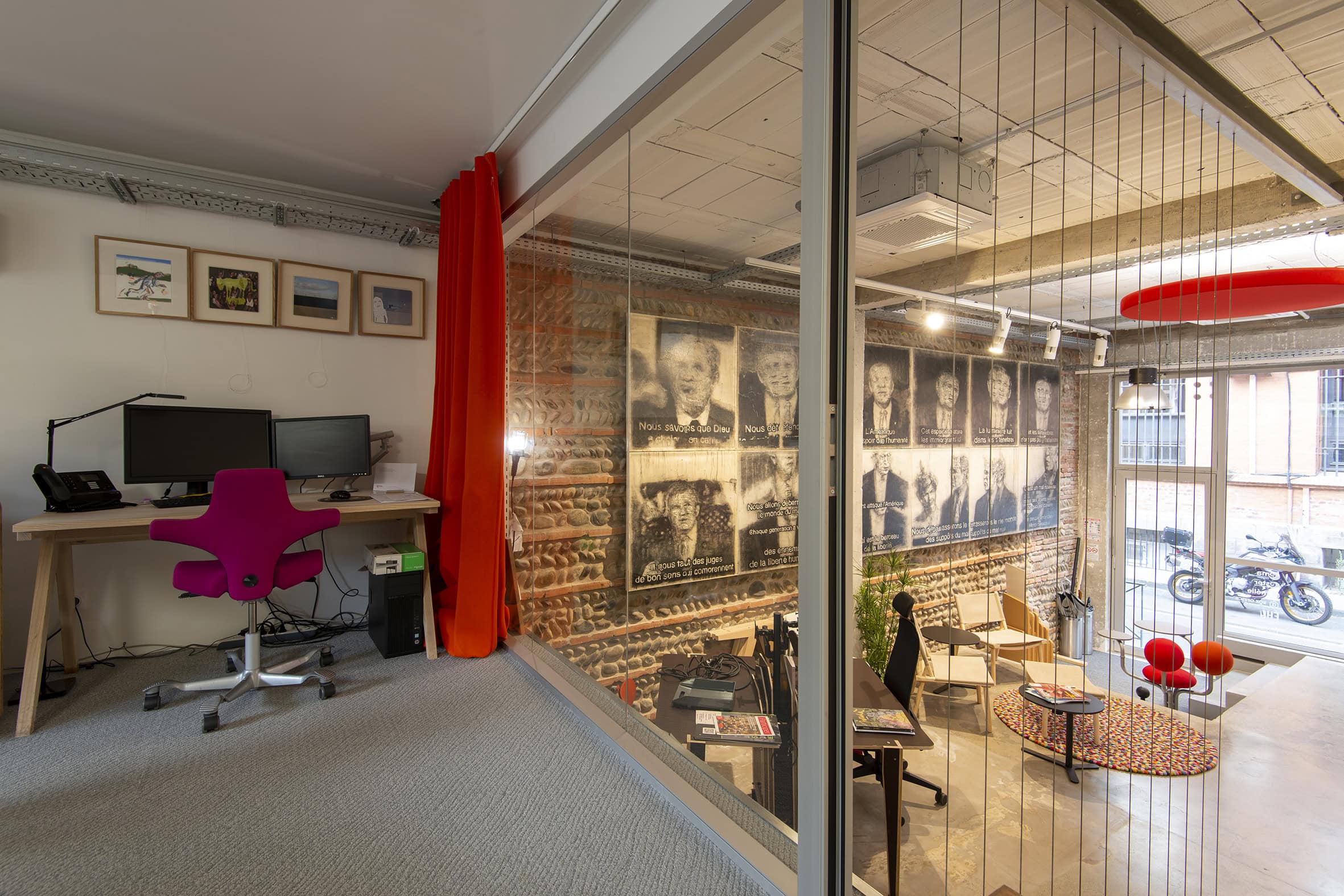 vue d'un bureau et de l'entrée en hauteur