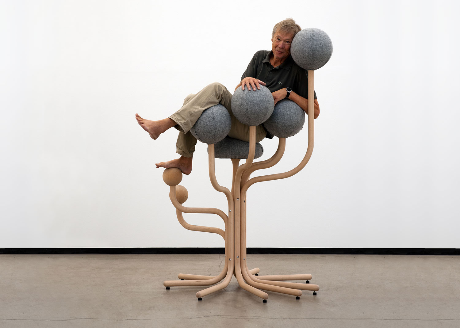 homme sur mobilier design détente