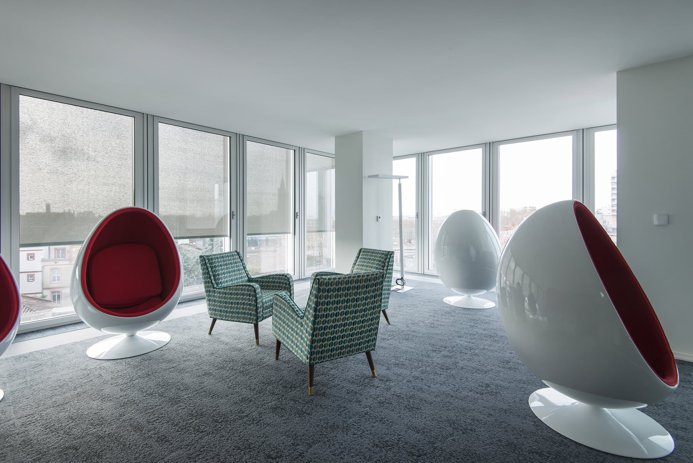 Fauteuils en forme d'oeufs