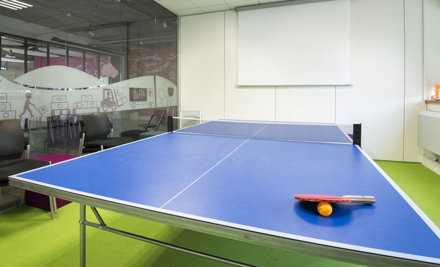 Table de ping pong dans un espace détente
