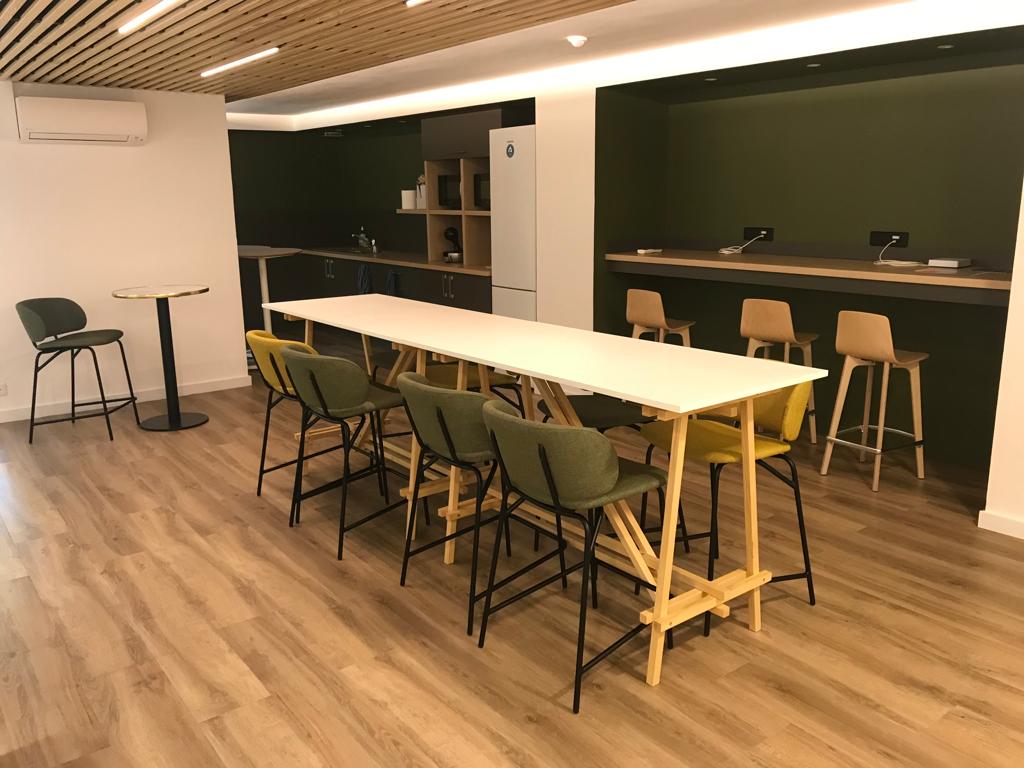 Espace détente avec table centrale