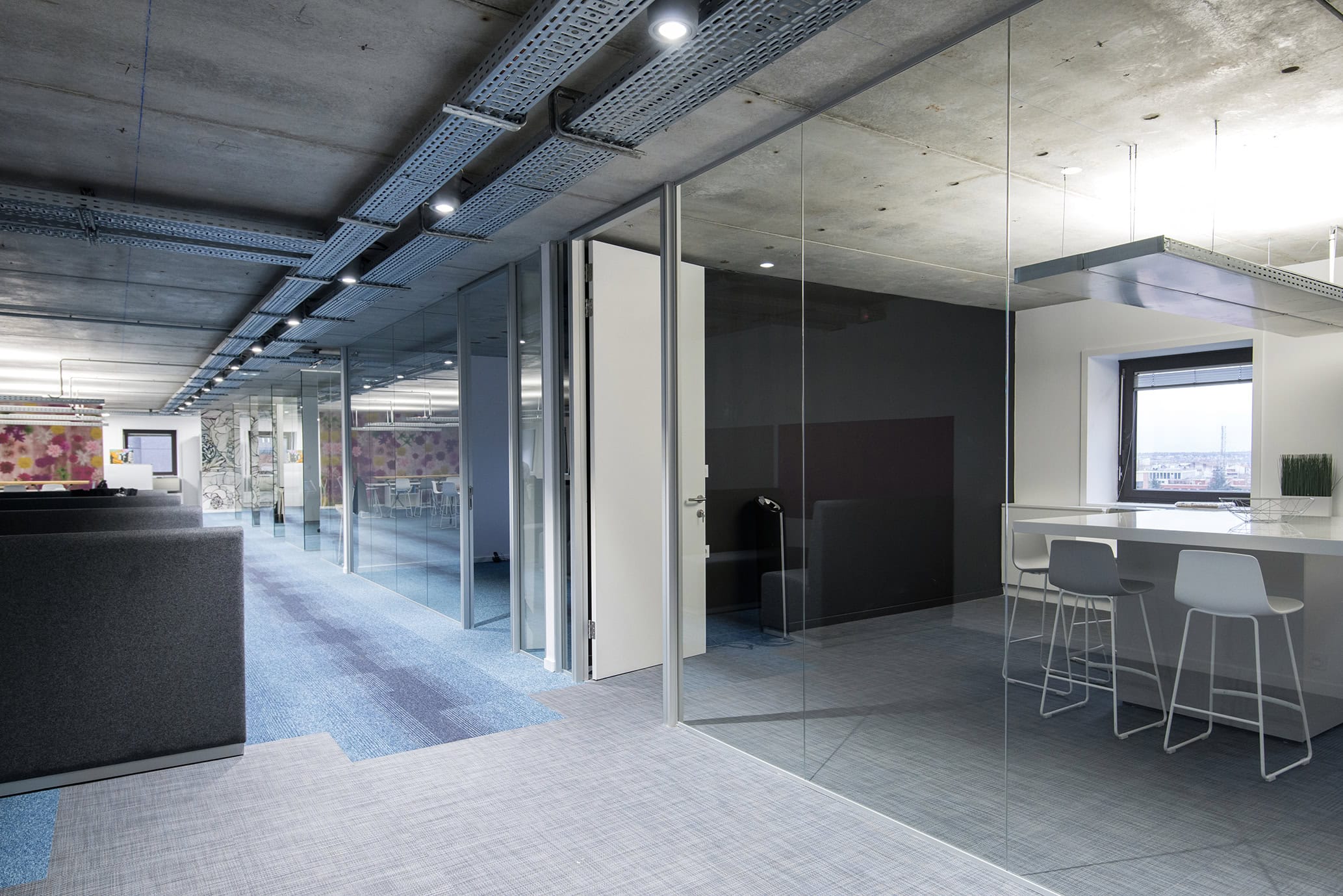 couloir avec salle de repos a droite