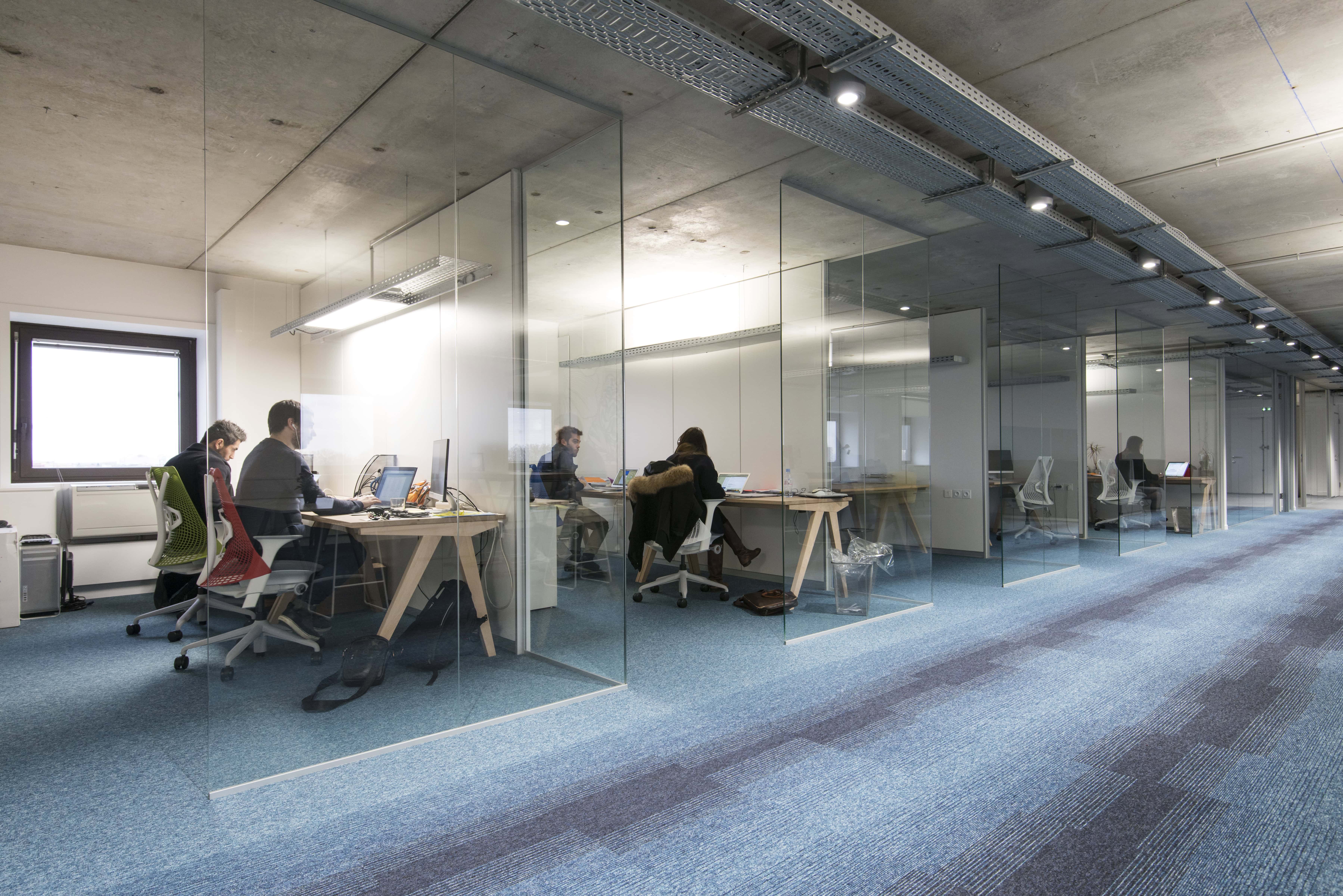 bureaux avec des gens qui travaillent