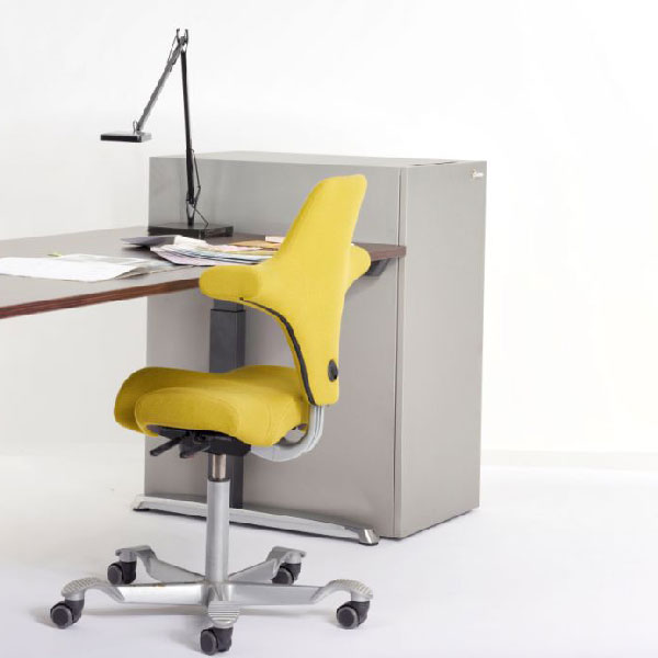 Casier Emile a coté d'un bureau