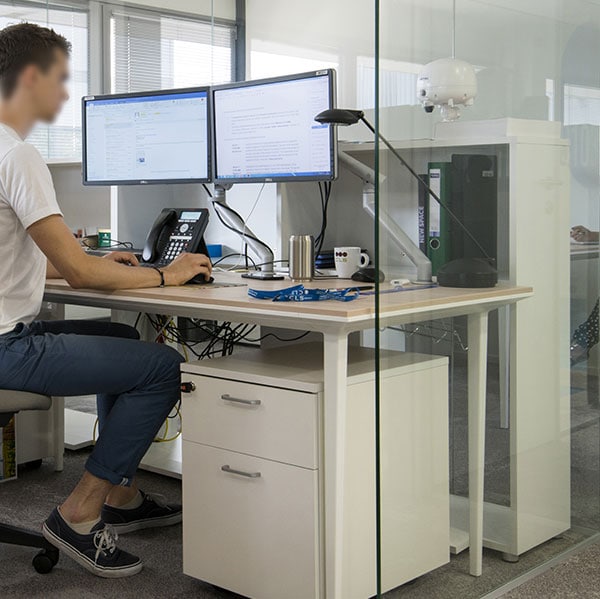 meuble de séparation et de rangement Blaise devant un bureau