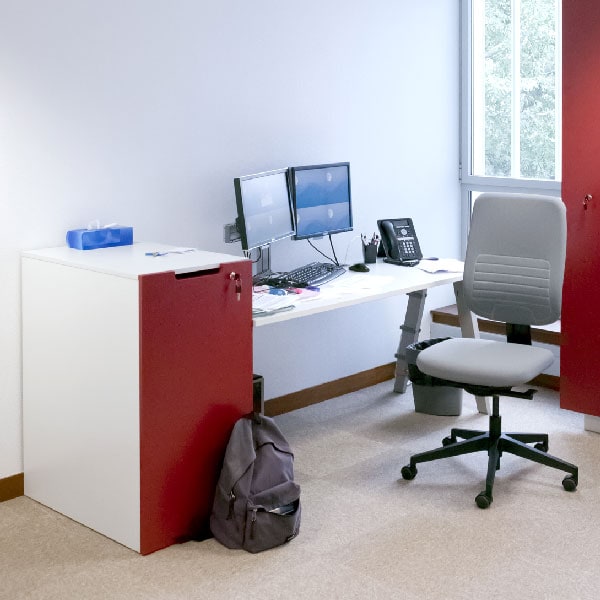 Casier Emile a coté d'un bureau