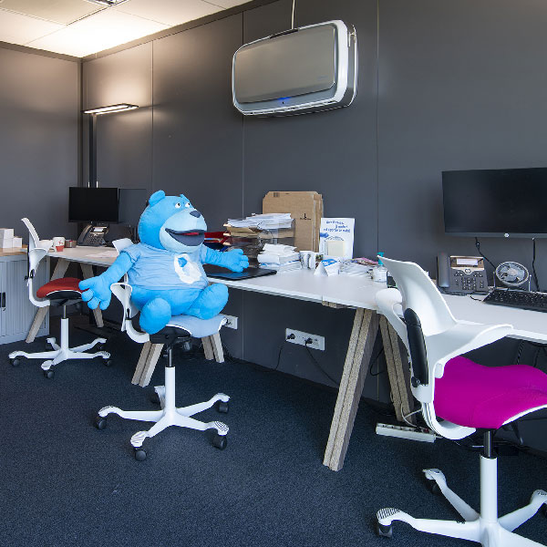 3 fauteuils Puls derrière des bureaux