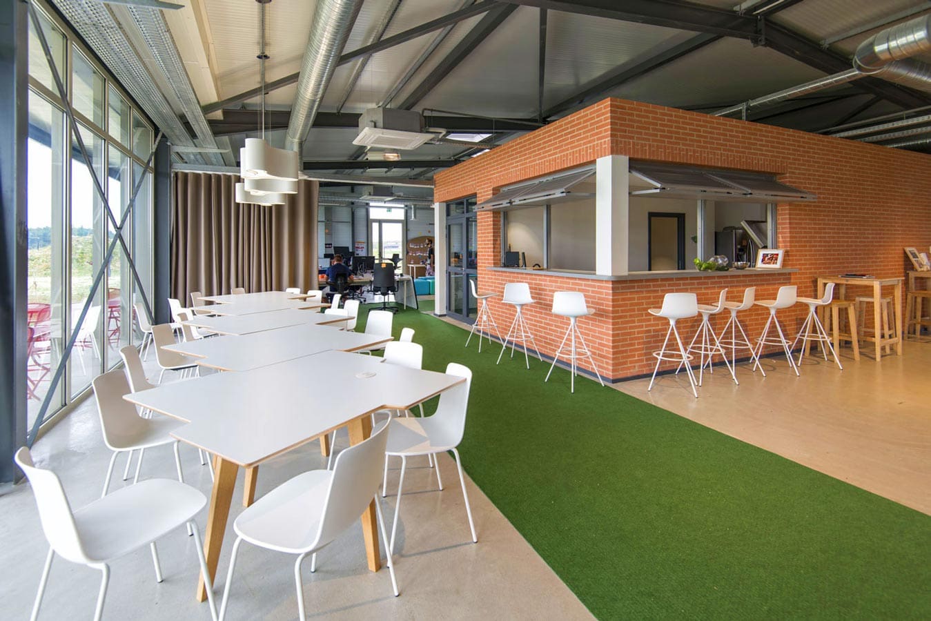 plusieur tables et chaise dans un espace détente