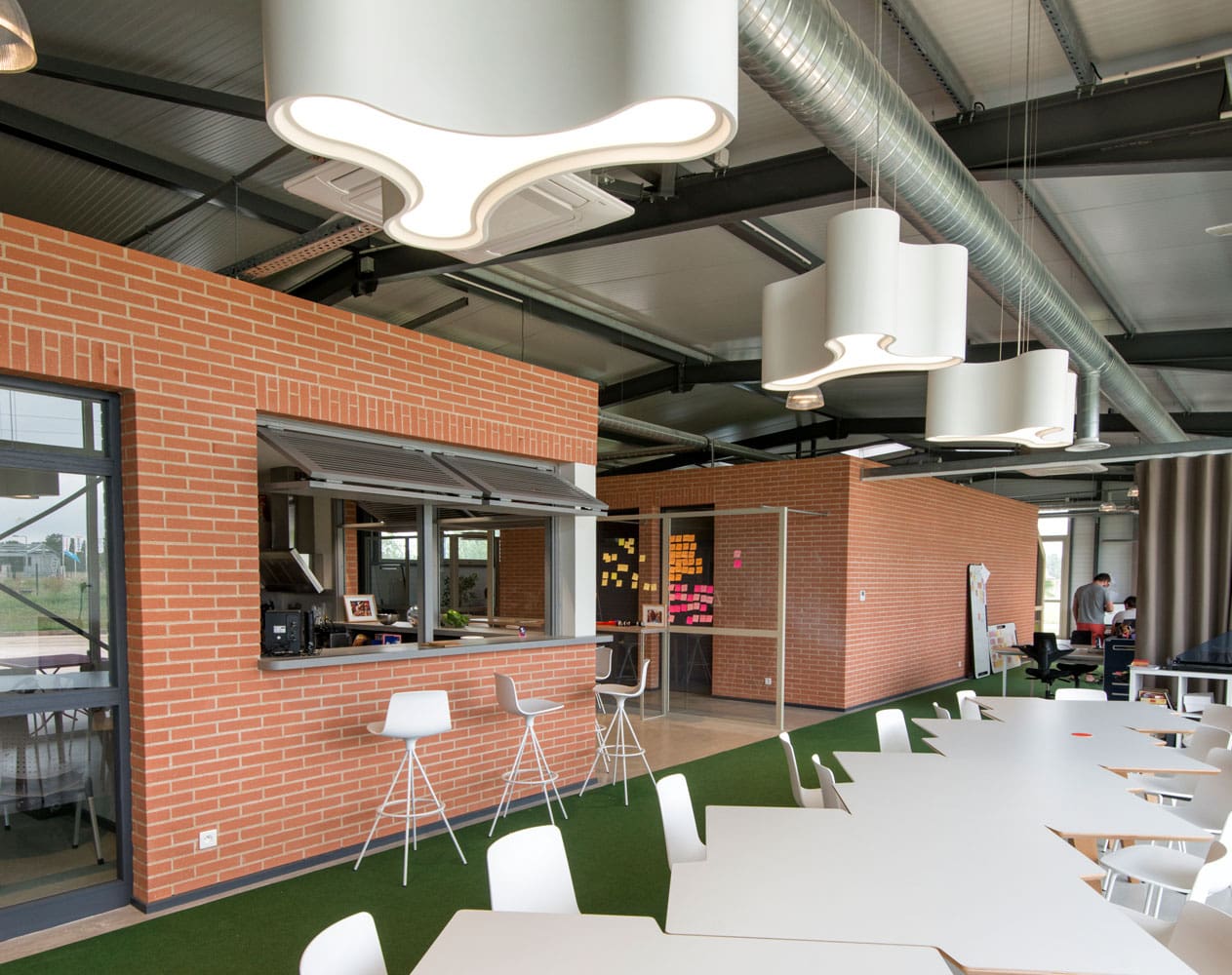 plusieurs table et chaise dans un espace détente