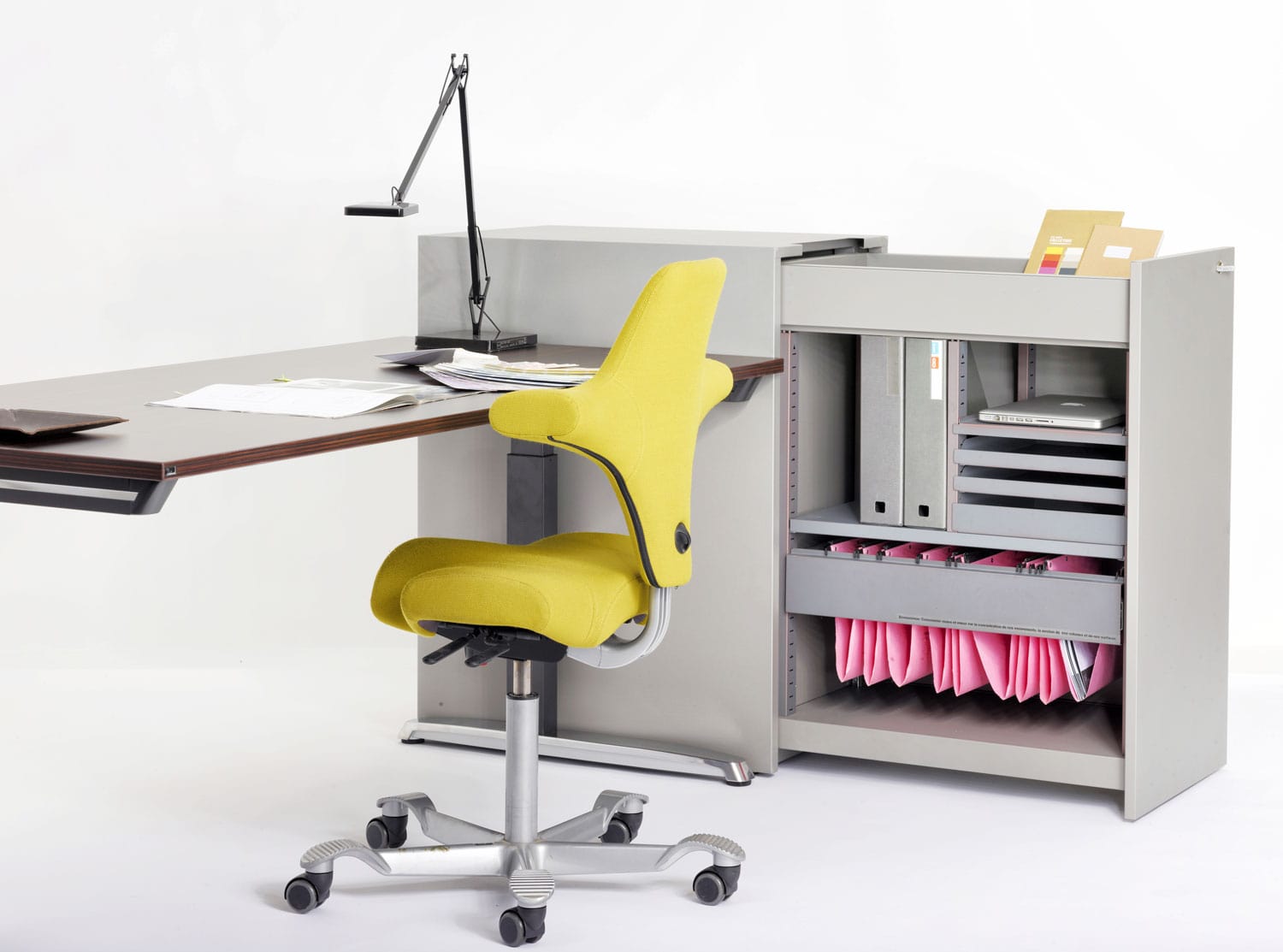 photo montrant un bureau un fauteil et un casier