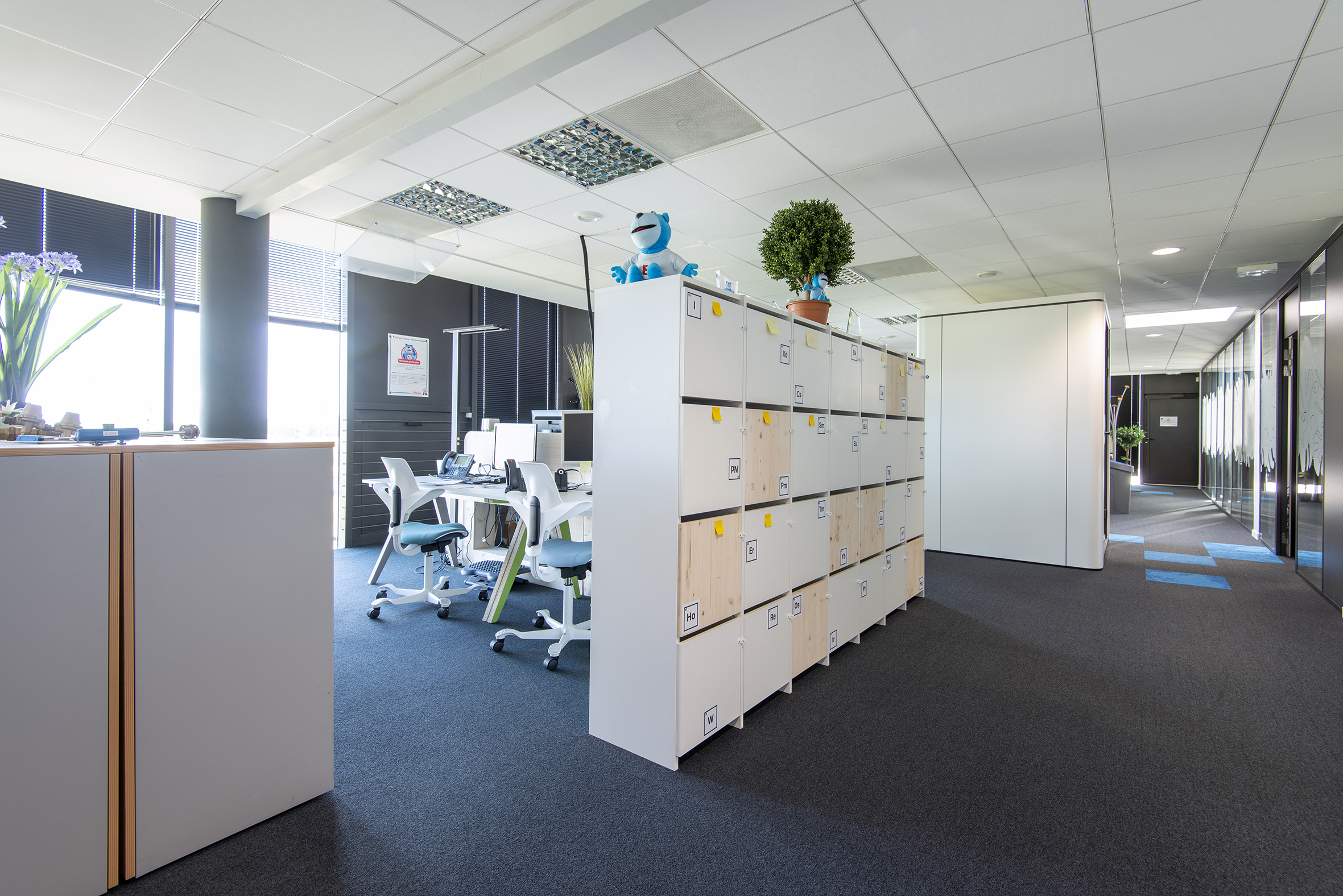 mobilier de bureau et de rangement dans un espace de travail