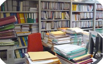 bureau et etagere rempli de dossier